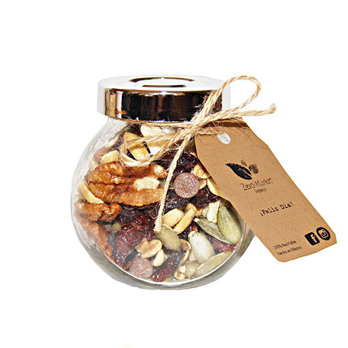 Especiero con mezcla de nueces, decorado como regalo.