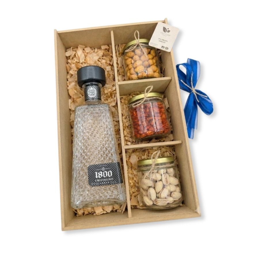 Caja de regalo con botella de tequila y botanas.
