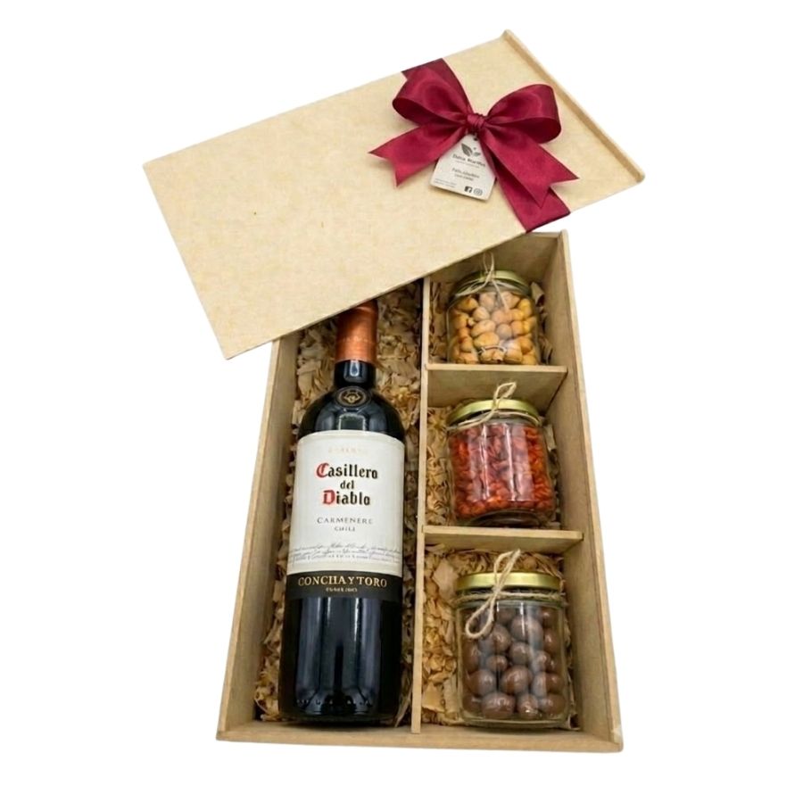 Caja de regalo con botella de vino y botanas.