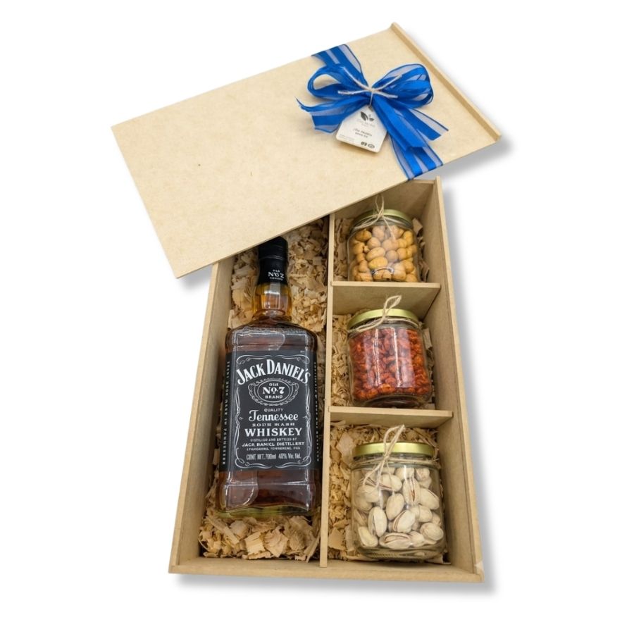 Caja de regalo con whiskey y botanas.
