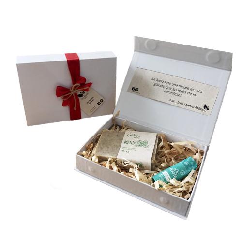 Cajita de regalo con jabón y labial.