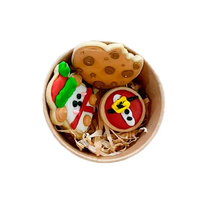 Cajita con galletas navideñas decoradas.