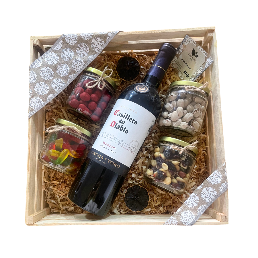 Huacalito de regalo con botella de vino y botanas.