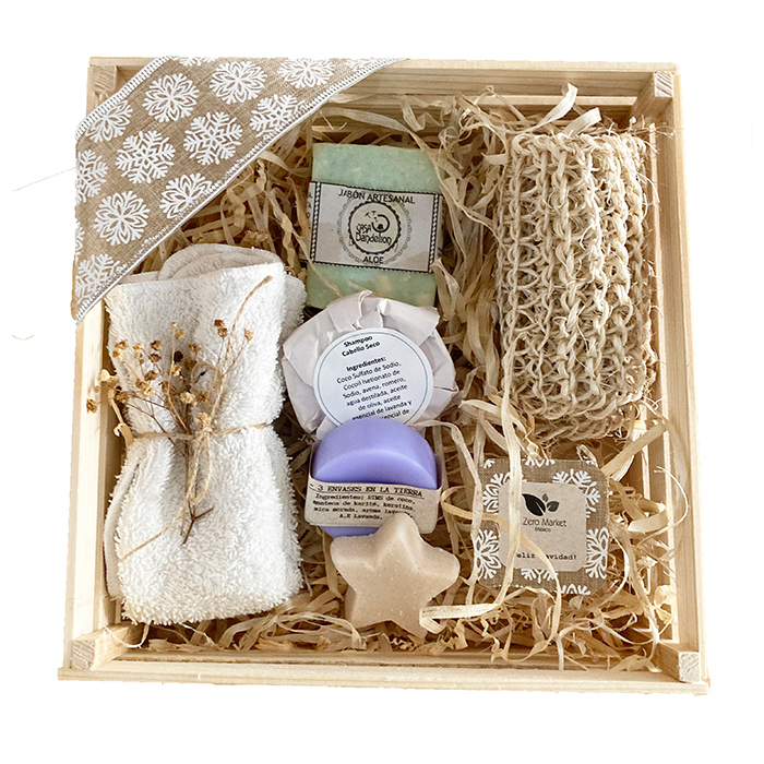 Huacal de regalo con productos de cuidado personal: shampoo, jabón, acondicionador, exfoliante, zacate.