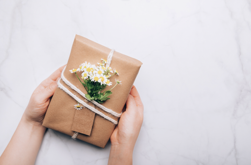 Regalo envuelto en papel kraft