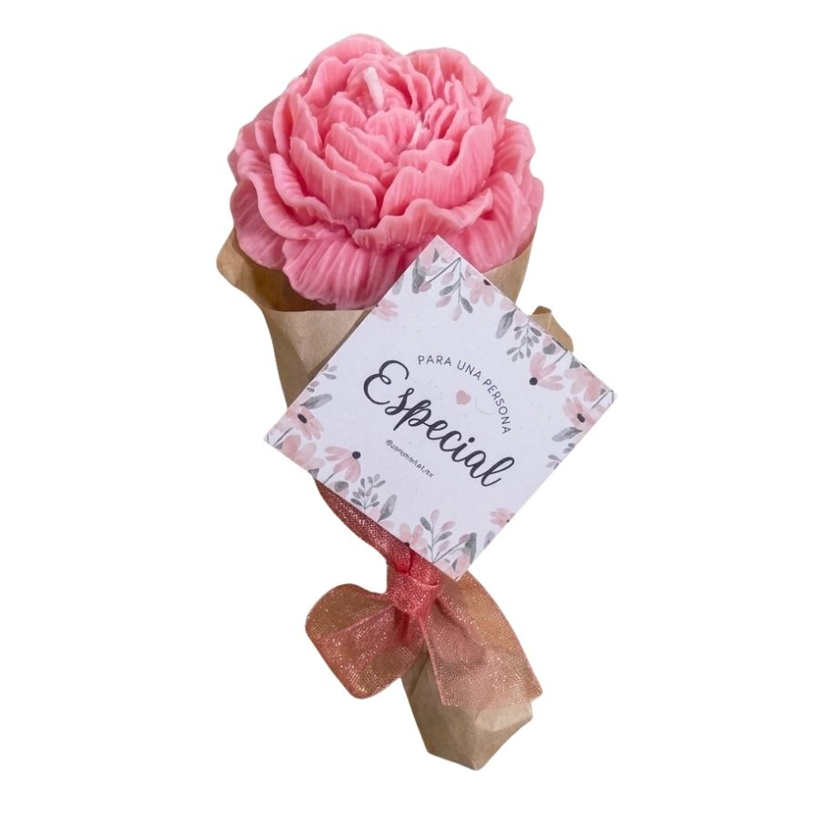 Vela en forma de rosa, envuelta para regalo.